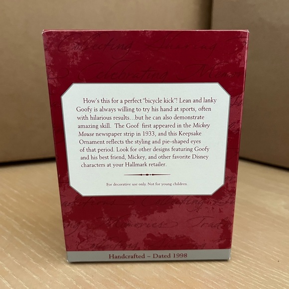 Hallmark Keepsake Ornament - Disney - Goofy Soccer Star - 1998 - Picture 4 of 8